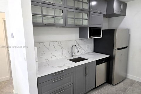 Villa ou maison à louer à North Miami, Floride: 4 chambres, 151.8 m2 № 2390000 - photo 6