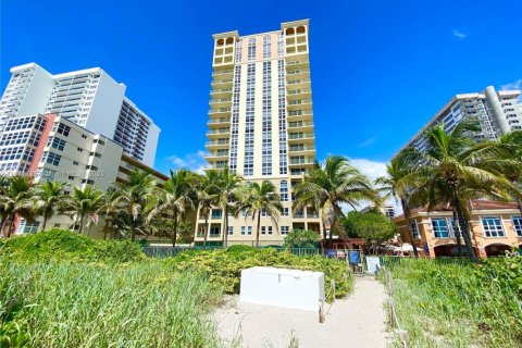 Copropriété à vendre à Hallandale Beach, Floride: 2 chambres, 106.84 m2 № 1921486 - photo 3
