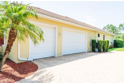 House in Bokeelia, Florida 4 bedrooms, 323.39 sq.m. № 1765457 - photo 3