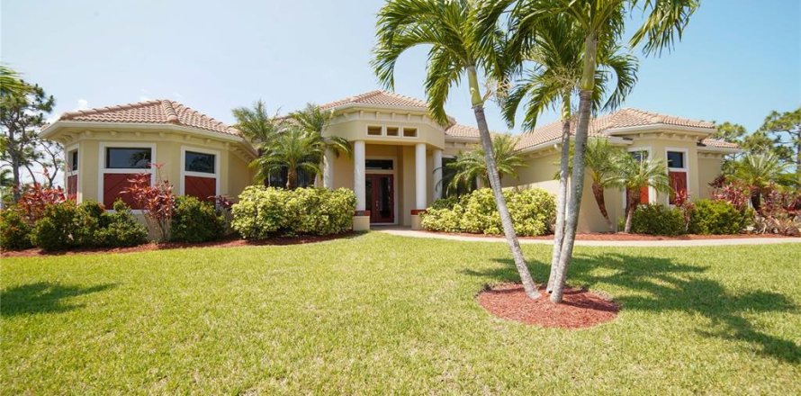 House in Bokeelia, Florida 4 bedrooms, 323.39 sq.m. № 1765457