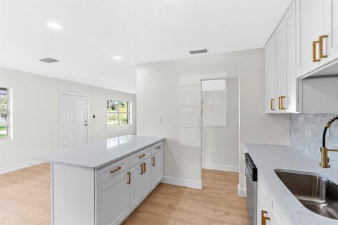 House in Tampa, Florida 3 bedrooms, 128.39 sq.m. № 1907772 - photo 19