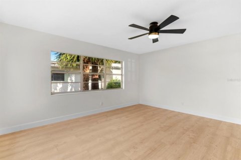 House in Tampa, Florida 3 bedrooms, 128.39 sq.m. № 1907772 - photo 23
