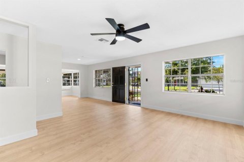 House in Tampa, Florida 3 bedrooms, 128.39 sq.m. № 1907772 - photo 11