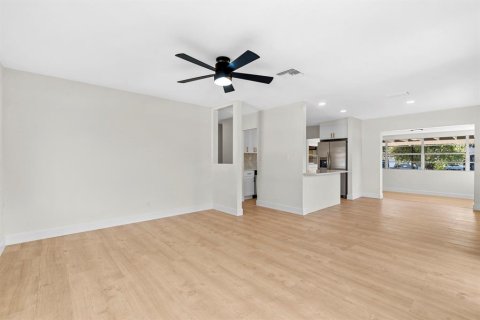 House in Tampa, Florida 3 bedrooms, 128.39 sq.m. № 1907772 - photo 15