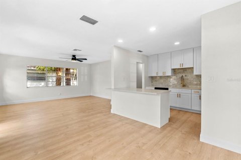 House in Tampa, Florida 3 bedrooms, 128.39 sq.m. № 1907772 - photo 16