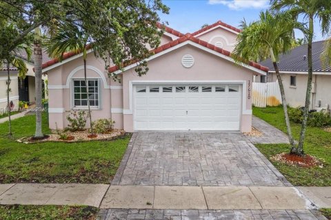 Villa ou maison à vendre à Pembroke Pines, Floride: 4 chambres, 140.28 m2 № 1954533 - photo 1