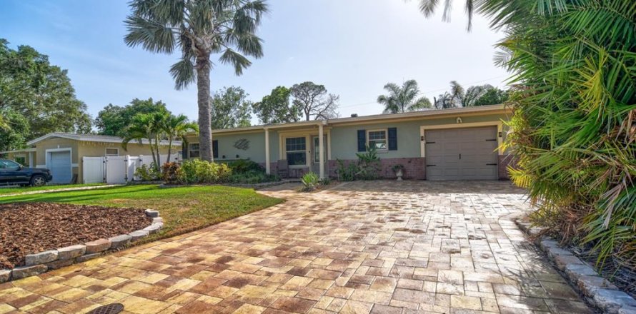 House in Saint Petersburg, Florida 2 bedrooms, 86.21 sq.m. № 1781382