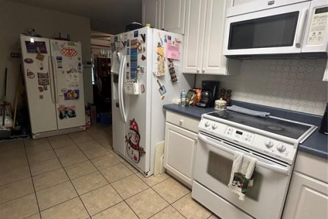 House in Saint Petersburg, Florida 3 bedrooms, 119.84 sq.m. № 2203233 - photo 18