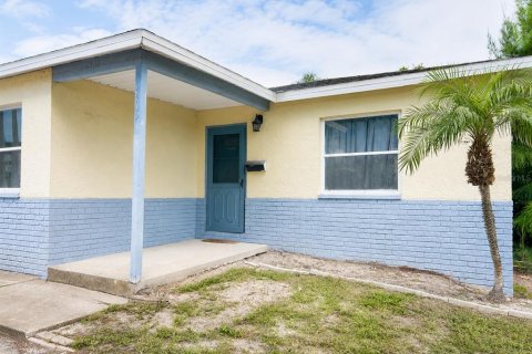 House in Saint Petersburg, Florida 3 bedrooms, 119.84 sq.m. № 2203233