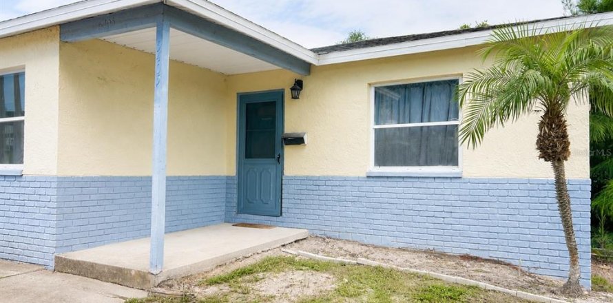 House in Saint Petersburg, Florida 3 bedrooms, 119.84 sq.m. № 2203233