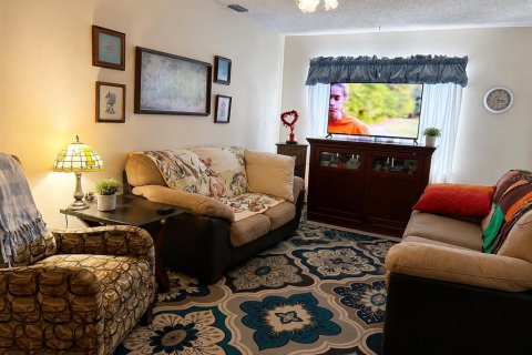 House in Saint Petersburg, Florida 3 bedrooms, 119.84 sq.m. № 2203233 - photo 6