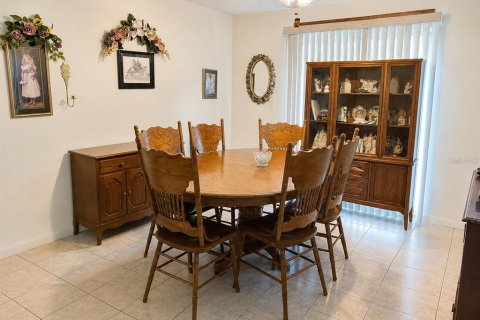 House in Saint Petersburg, Florida 3 bedrooms, 119.84 sq.m. № 2203233 - photo 3