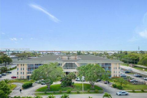 Condo in Lauderdale Lakes, Florida, 2 bedrooms  № 1861470 - photo 5