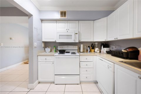 Condo in Lauderdale Lakes, Florida, 2 bedrooms  № 1861470 - photo 18