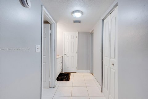 Condo in Lauderdale Lakes, Florida, 2 bedrooms  № 1861470 - photo 12