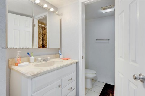 Condo in Lauderdale Lakes, Florida, 2 bedrooms  № 1861470 - photo 13