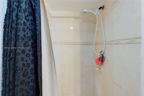 Condo in Lauderdale Lakes, Florida, 2 bedrooms  № 1861470 - photo 14