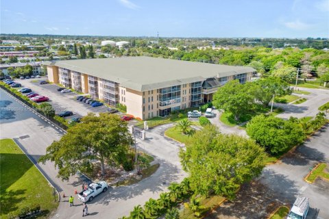 Condo in Lauderdale Lakes, Florida, 2 bedrooms  № 1861470 - photo 1