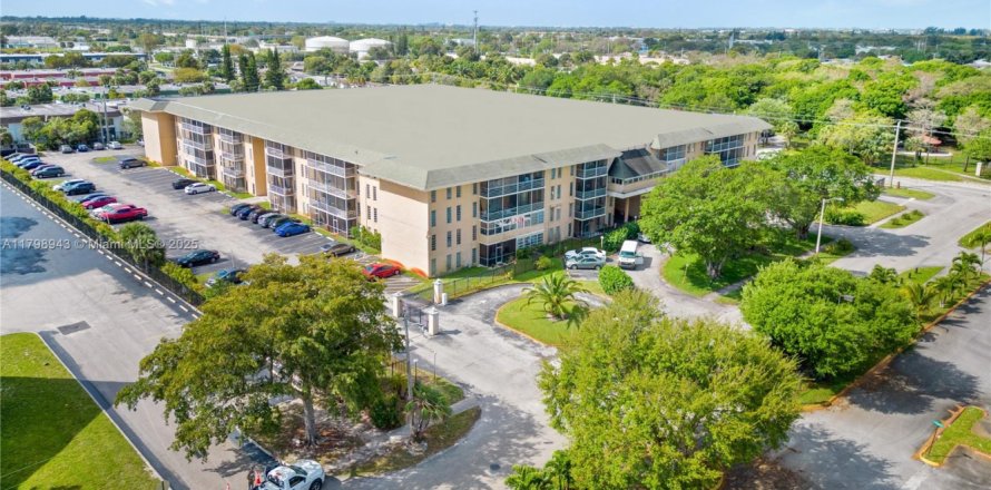 Condo in Lauderdale Lakes, Florida, 2 bedrooms № 1861470