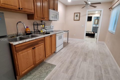 Снять в аренду коммерческую недвижимость в Лодердейл-Лейкс, Флорида 1 спальня, 111.58м2, № 2005209 - фото 4