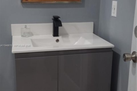 Снять в аренду коммерческую недвижимость в Лодердейл-Лейкс, Флорида 1 спальня, 111.58м2, № 2005209 - фото 12