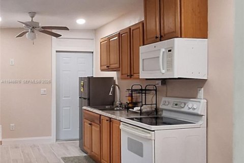 Снять в аренду коммерческую недвижимость в Лодердейл-Лейкс, Флорида 1 спальня, 111.58м2, № 2005209 - фото 2