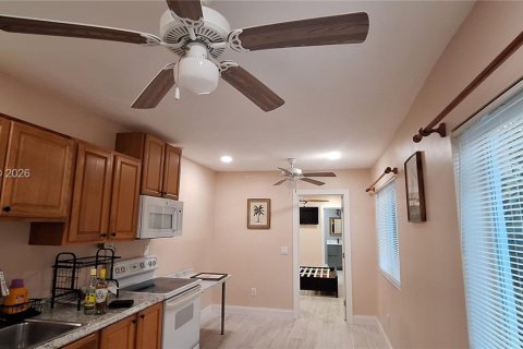 Снять в аренду коммерческую недвижимость в Лодердейл-Лейкс, Флорида 1 спальня, 111.58м2, № 2005209 - фото 5