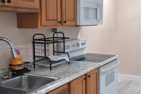 Коммерческая недвижимость в Лодердейл-Лейкс, Флорида 1 спальня, 111.58м2 № 2005209