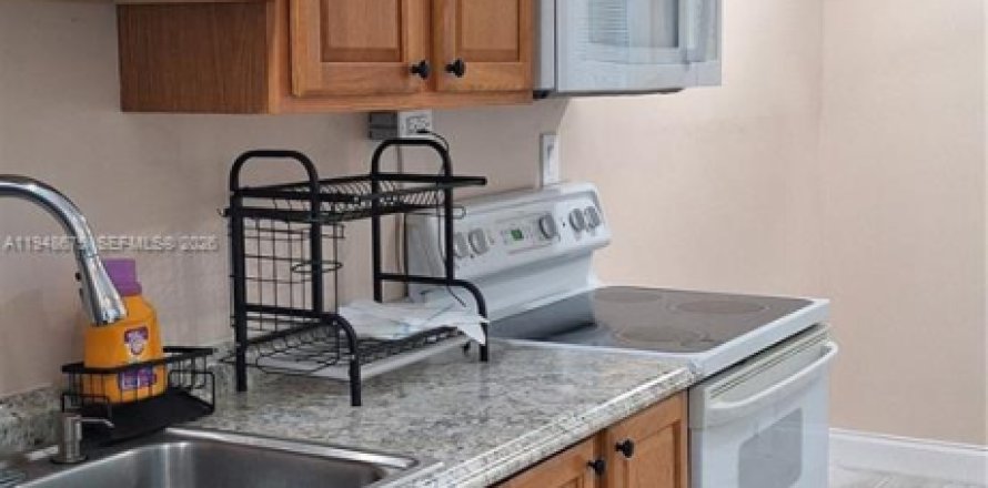 Коммерческая недвижимость в Лодердейл-Лейкс, Флорида 1 спальня, 111.58м2 № 2005209