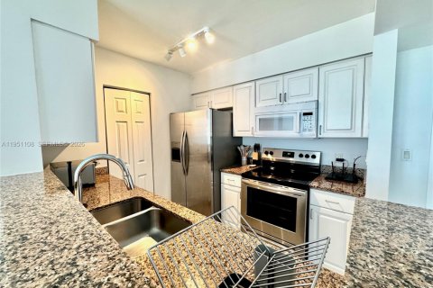 Condo in Miami, Florida, 1 bedroom  № 2007198 - photo 3