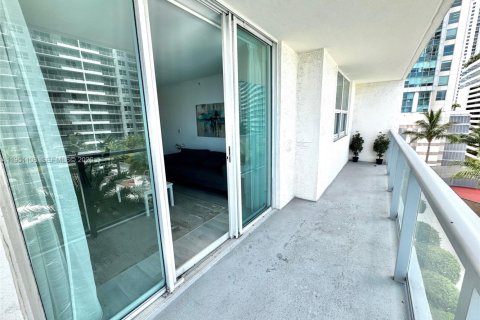 Condo in Miami, Florida, 1 bedroom  № 2007198 - photo 11