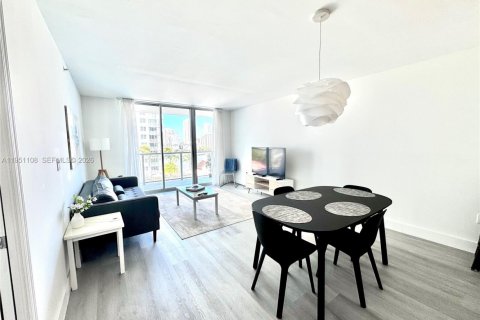 Condo in Miami, Florida, 1 bedroom  № 2007198 - photo 5