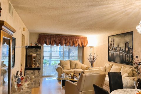 Condo in Pembroke Pines, Florida, 2 bedrooms  № 1935862 - photo 7
