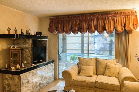 Condo in Pembroke Pines, Florida, 2 bedrooms  № 1935862 - photo 8