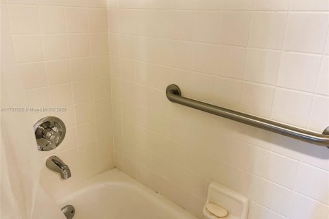 Condominio en venta en Pembroke Pines, Florida, 2 dormitorios, 111.11 m2 № 1935862 - foto 21