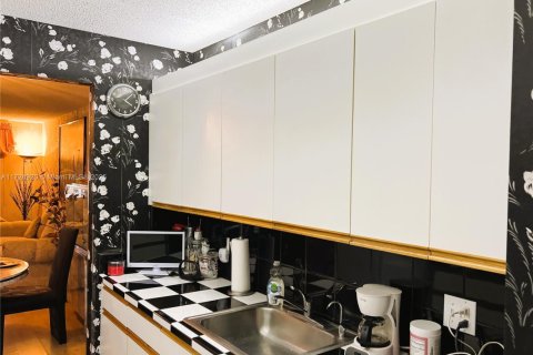Condo in Pembroke Pines, Florida, 2 bedrooms  № 1935862 - photo 25