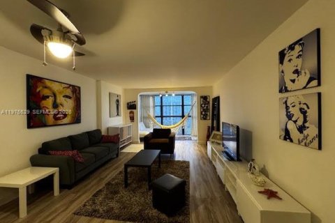 Condo in Hallandale Beach, Florida, 1 bedroom  № 2038557 - photo 17