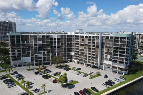 Condo in Hallandale Beach, Florida, 1 bedroom  № 2038557