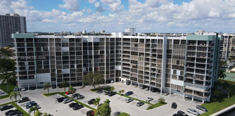 Condo in Hallandale Beach, Florida, 1 bedroom  № 2038557