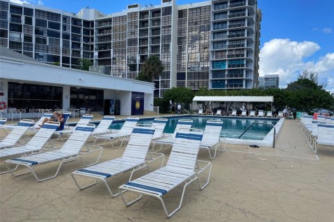 Condo in Hallandale Beach, Florida, 1 bedroom  № 2038557 - photo 16