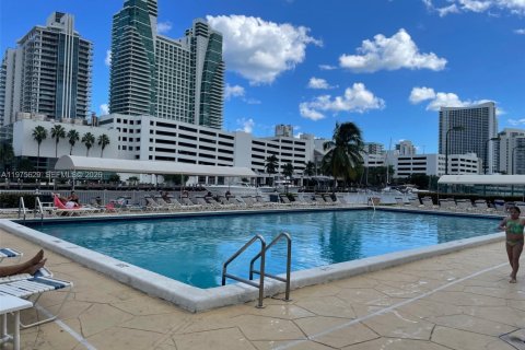 Condo in Hallandale Beach, Florida, 1 bedroom  № 2038557 - photo 13