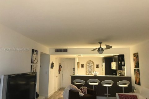Condo in Hallandale Beach, Florida, 1 bedroom  № 2038557 - photo 20