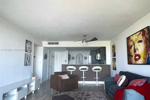 Condo in Hallandale Beach, Florida, 1 bedroom  № 2038557 - photo 23