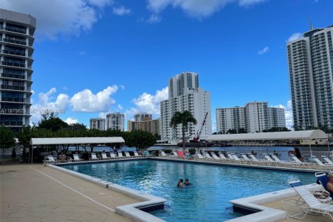 Condo in Hallandale Beach, Florida, 1 bedroom  № 2038557 - photo 11