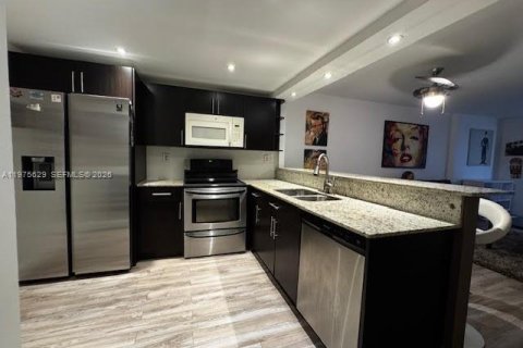 Condo in Hallandale Beach, Florida, 1 bedroom  № 2038557 - photo 29