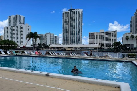 Condo in Hallandale Beach, Florida, 1 bedroom  № 2038557 - photo 12