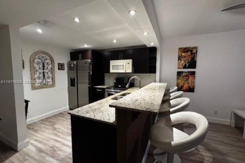 Condo in Hallandale Beach, Florida, 1 bedroom  № 2038557 - photo 26