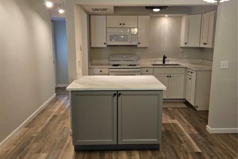 Townhouse in Tampa, Florida 2 bedrooms, 91.14 sq.m. № 1718120 - photo 9