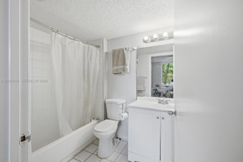 Condo in Pompano Beach, Florida, 2 bedrooms № 2249806 - photo 13