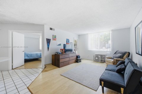 Condo in Pompano Beach, Florida, 2 bedrooms № 2249806 - photo 4